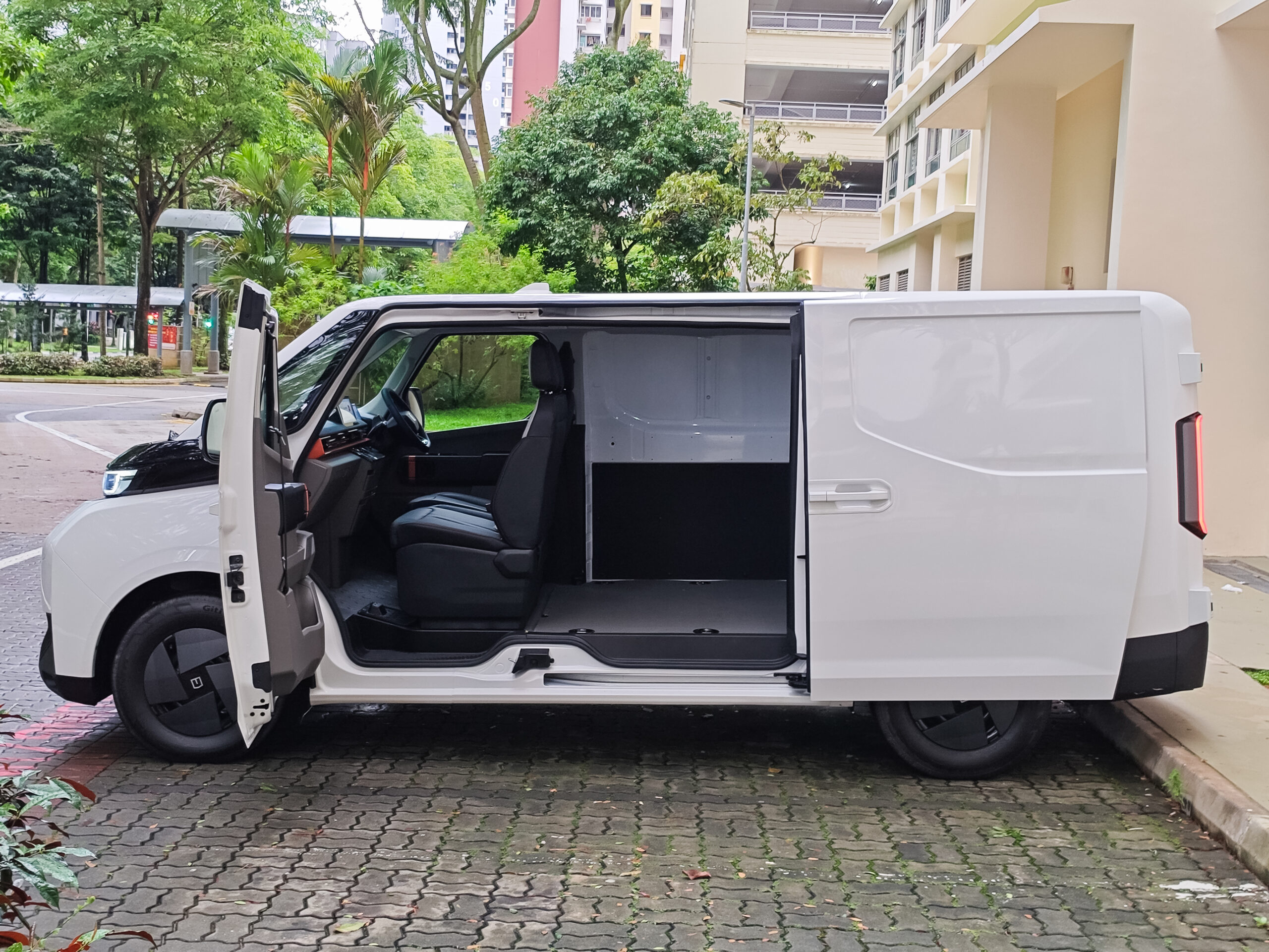 farizon supervan singapore side left