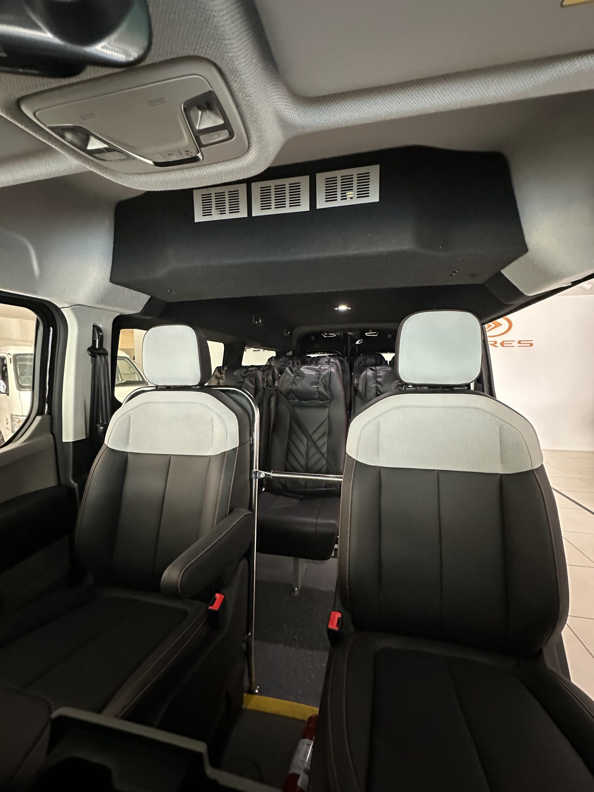 Farizon 13+1 FR passenger vehicle