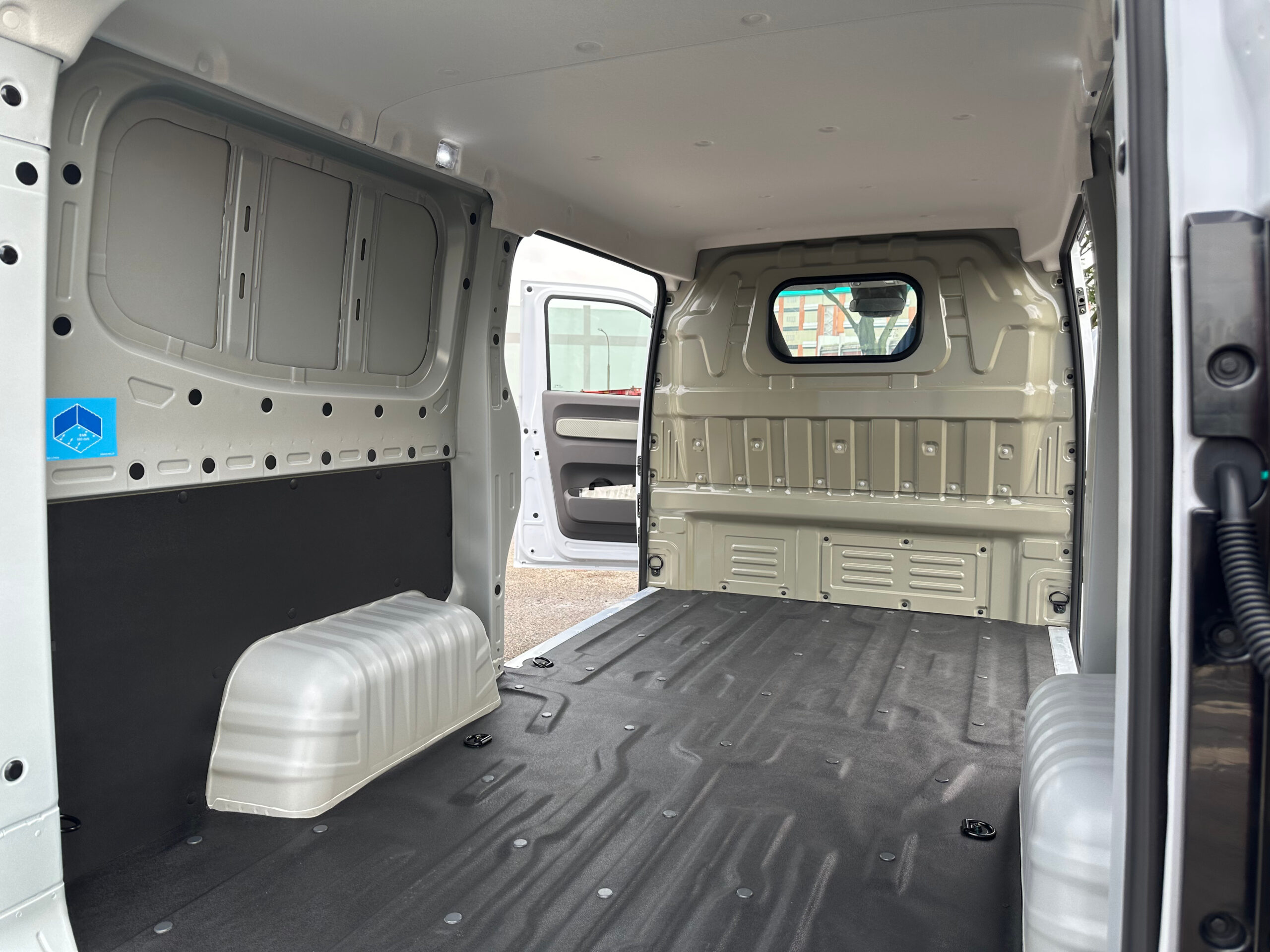 Farizon V7E Cargo usable interior cargo space