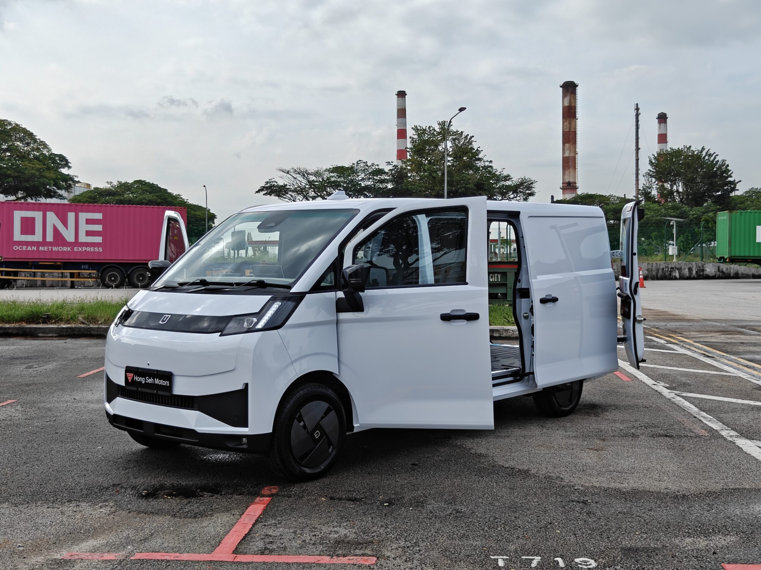 Farizon V7E Cargo interior load area showing usable cargo space