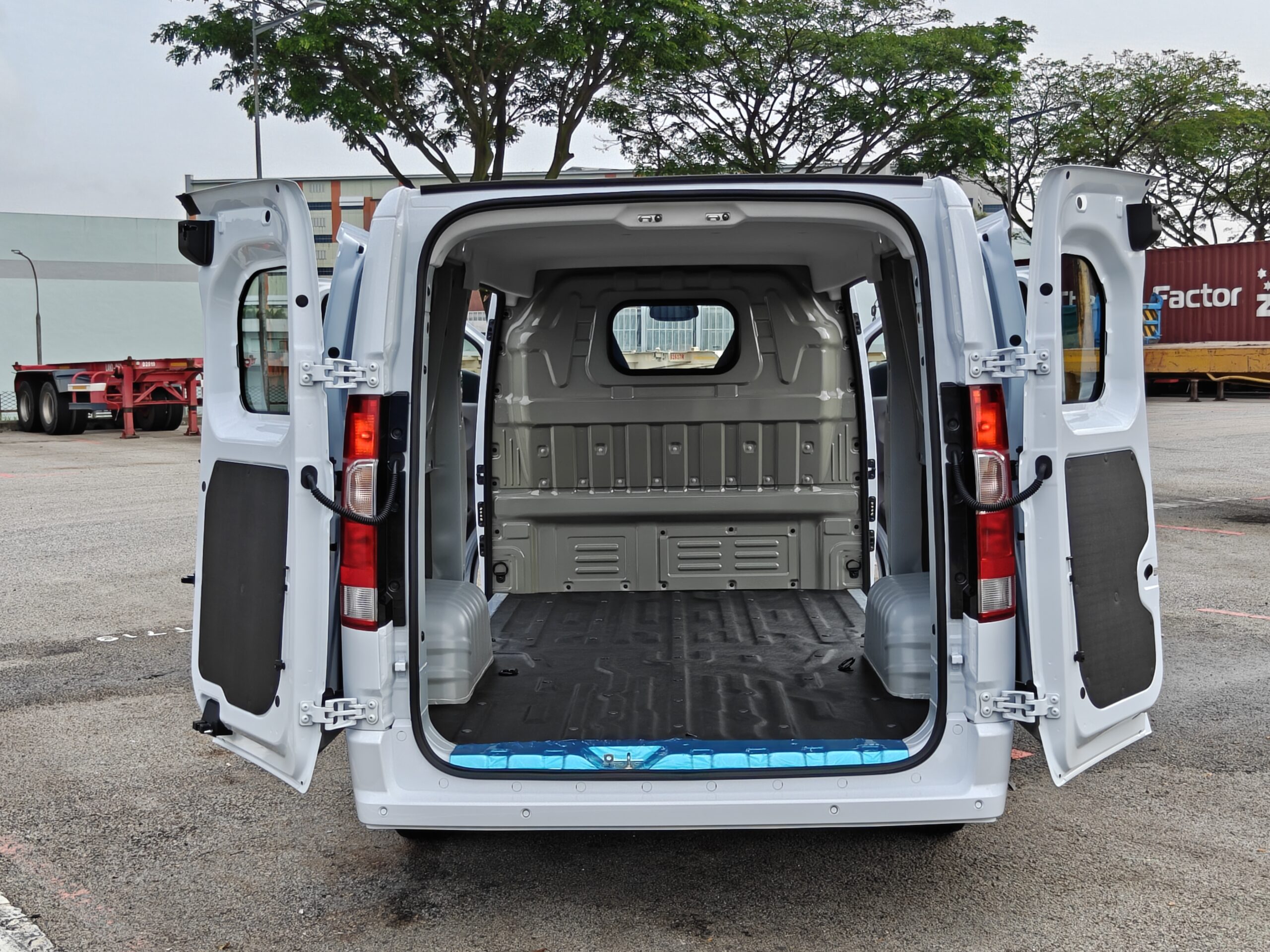 Farizon V7E Cargo rear barn doors open for loading access