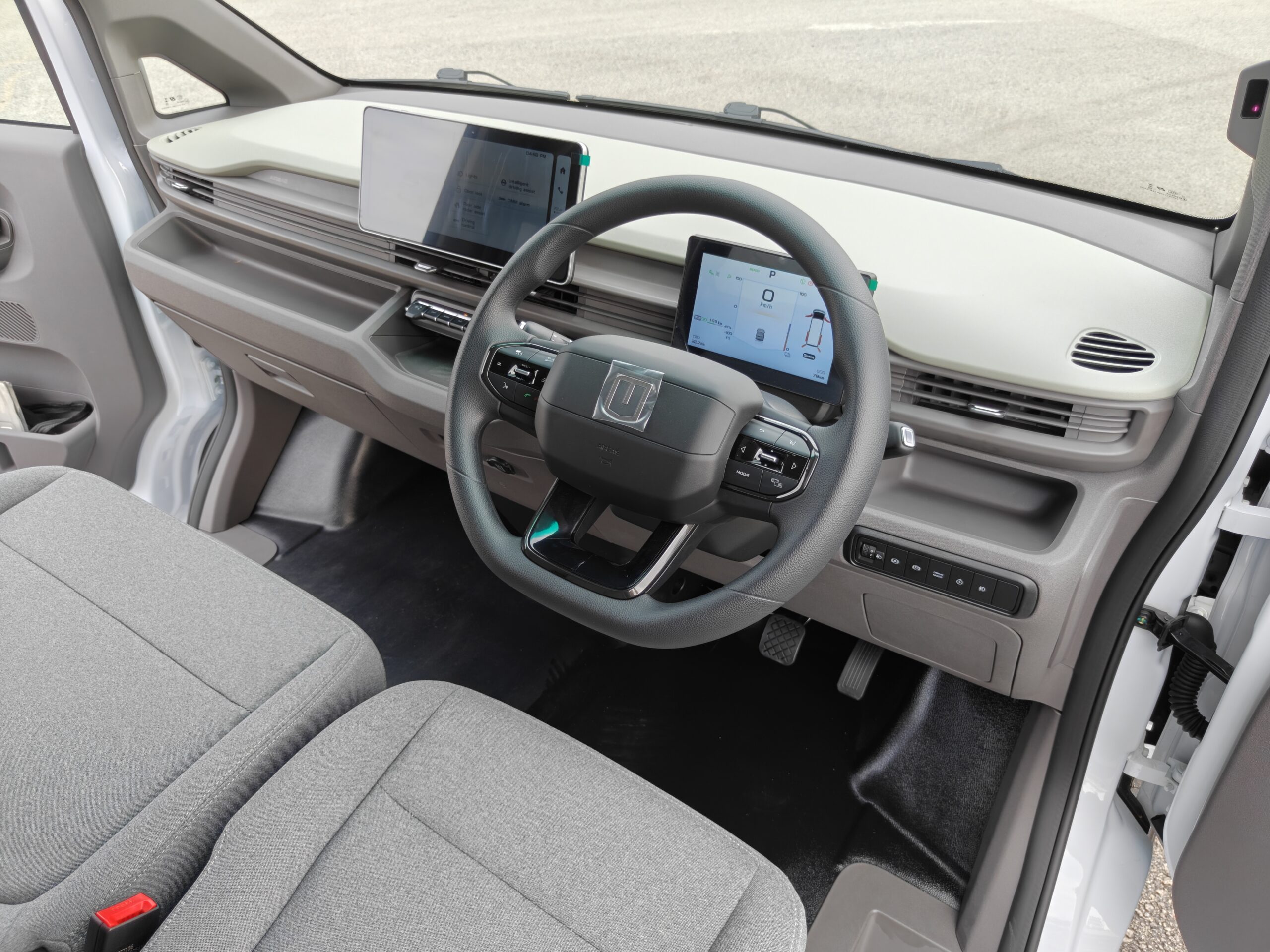 Farizon V7E Cargo interior dashboard and driver cabin