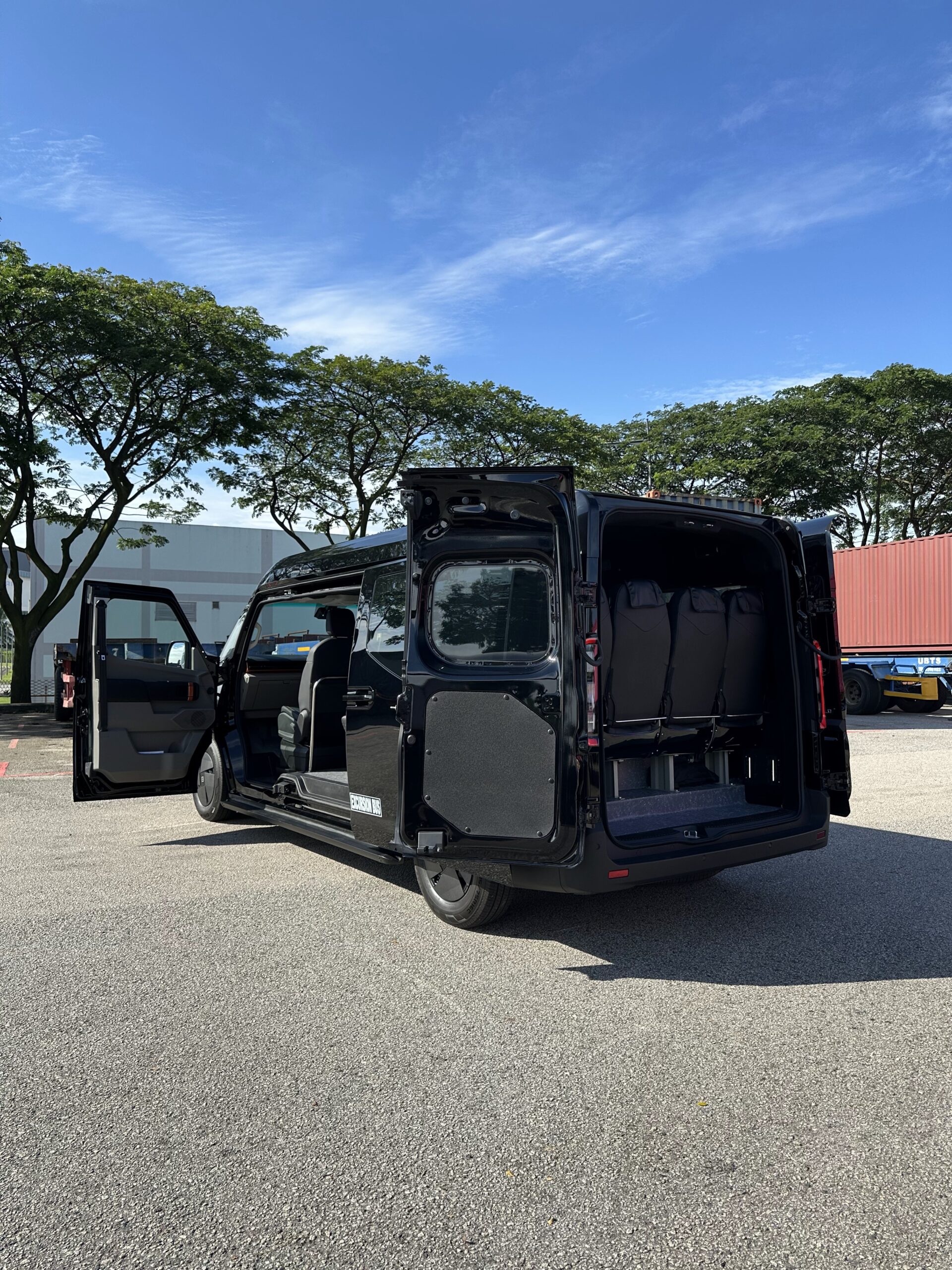 Farizon SuperVan 5.5MR electric minibus exterior