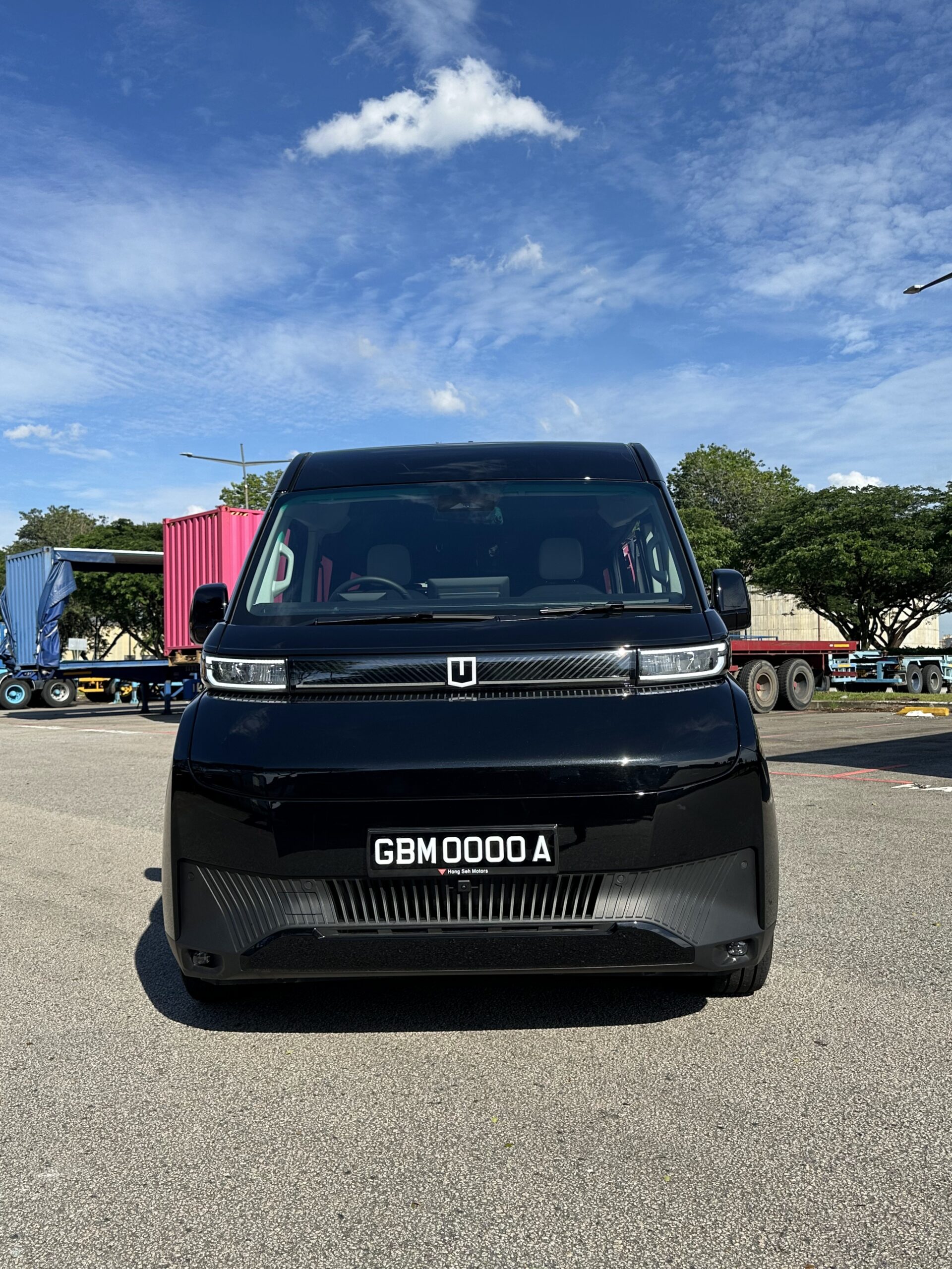 Farizon SuperVan 5.5MR passenger vehicle exterior