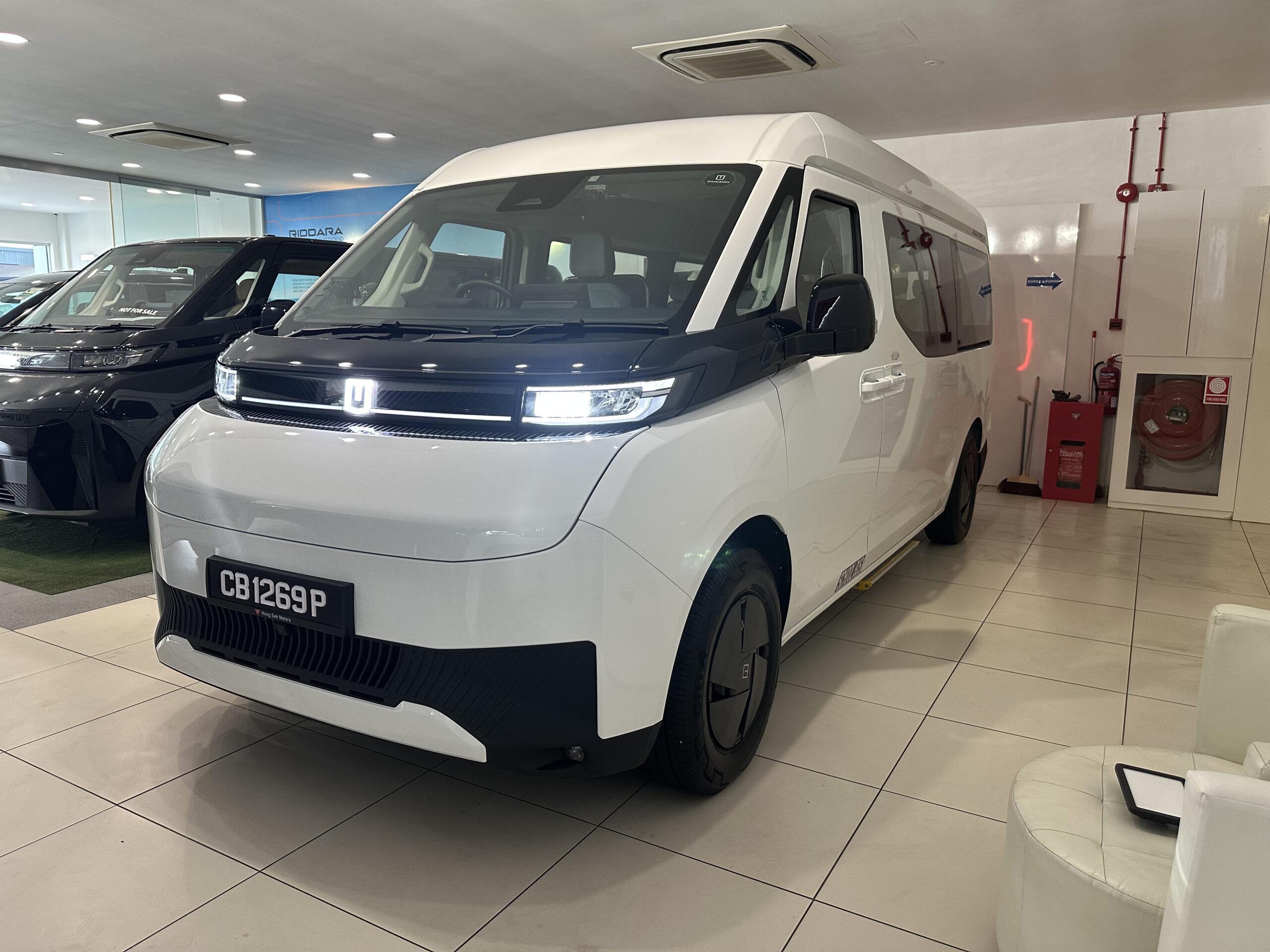 Farizon SuperVan 9+1 electric minibus exterior
