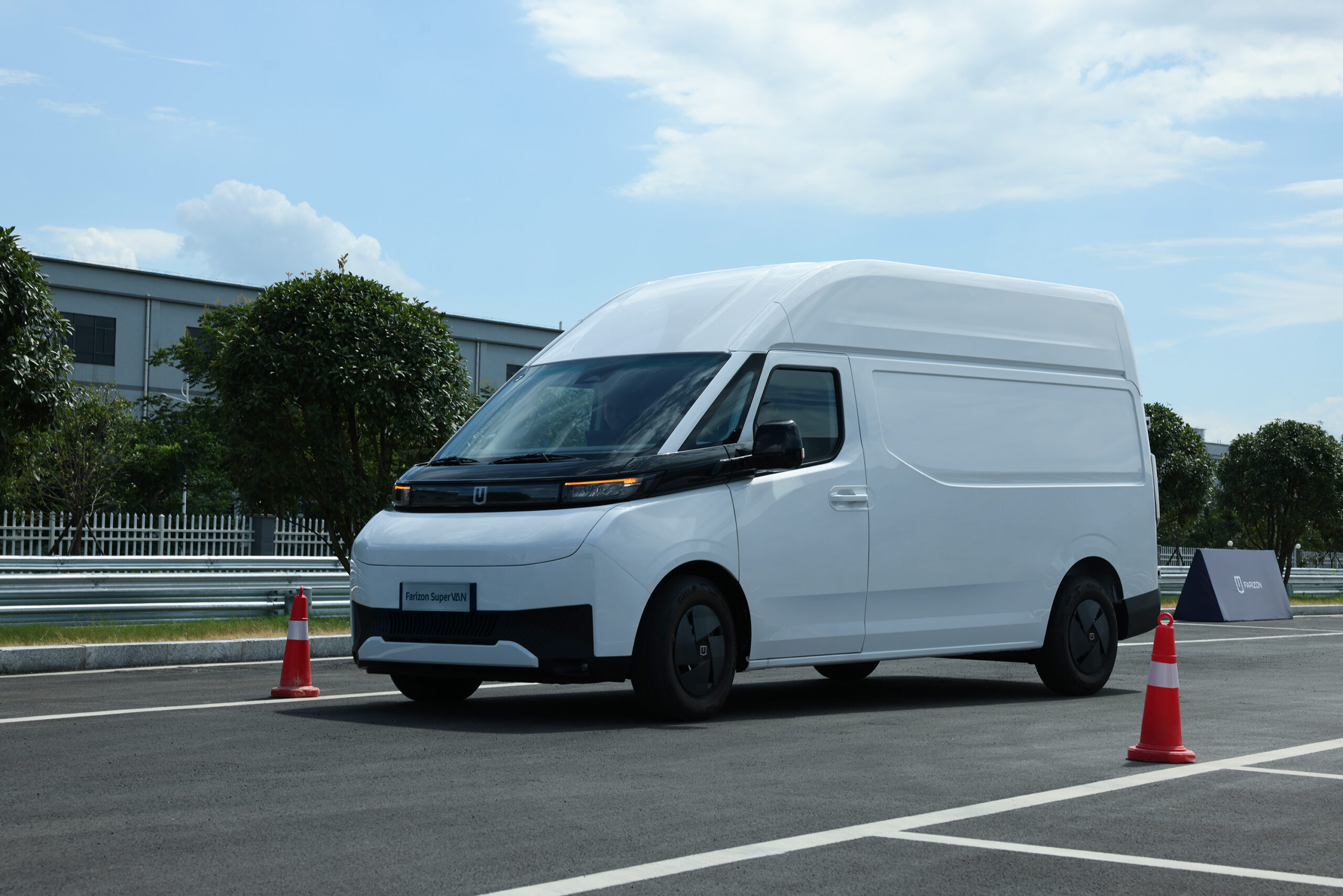 Farizon SuperVan 6HR exterior commercial view