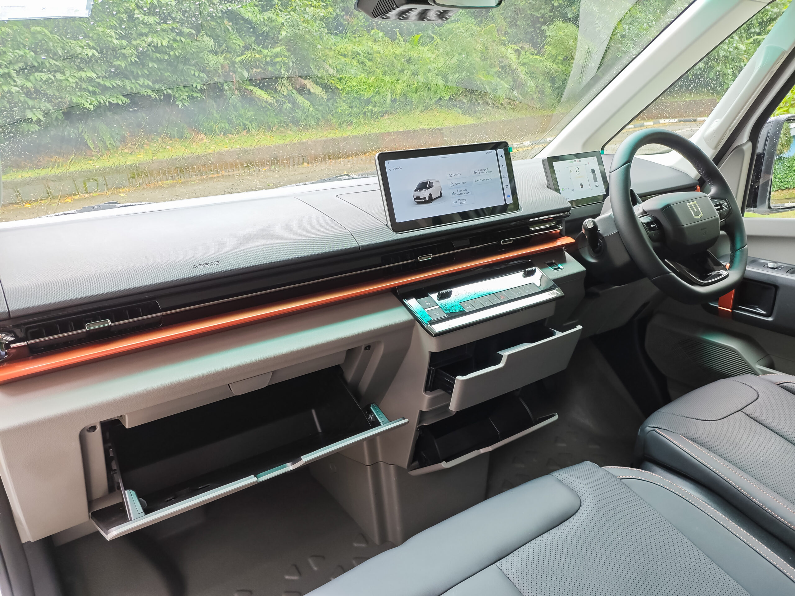 Farizon SuperVan 5FR driver dashboard and cockpit