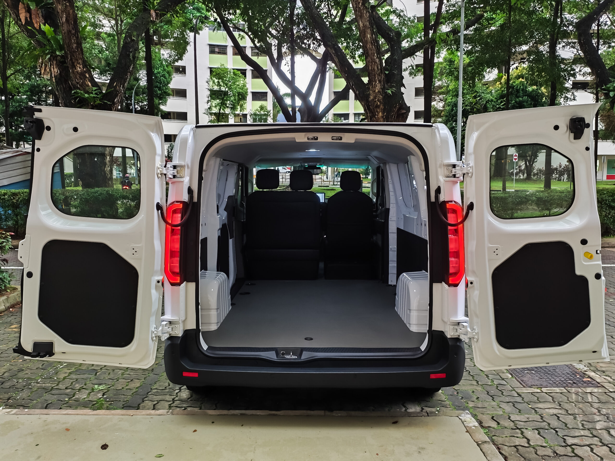 Farizon SuperVan 5FR rear barn doors open