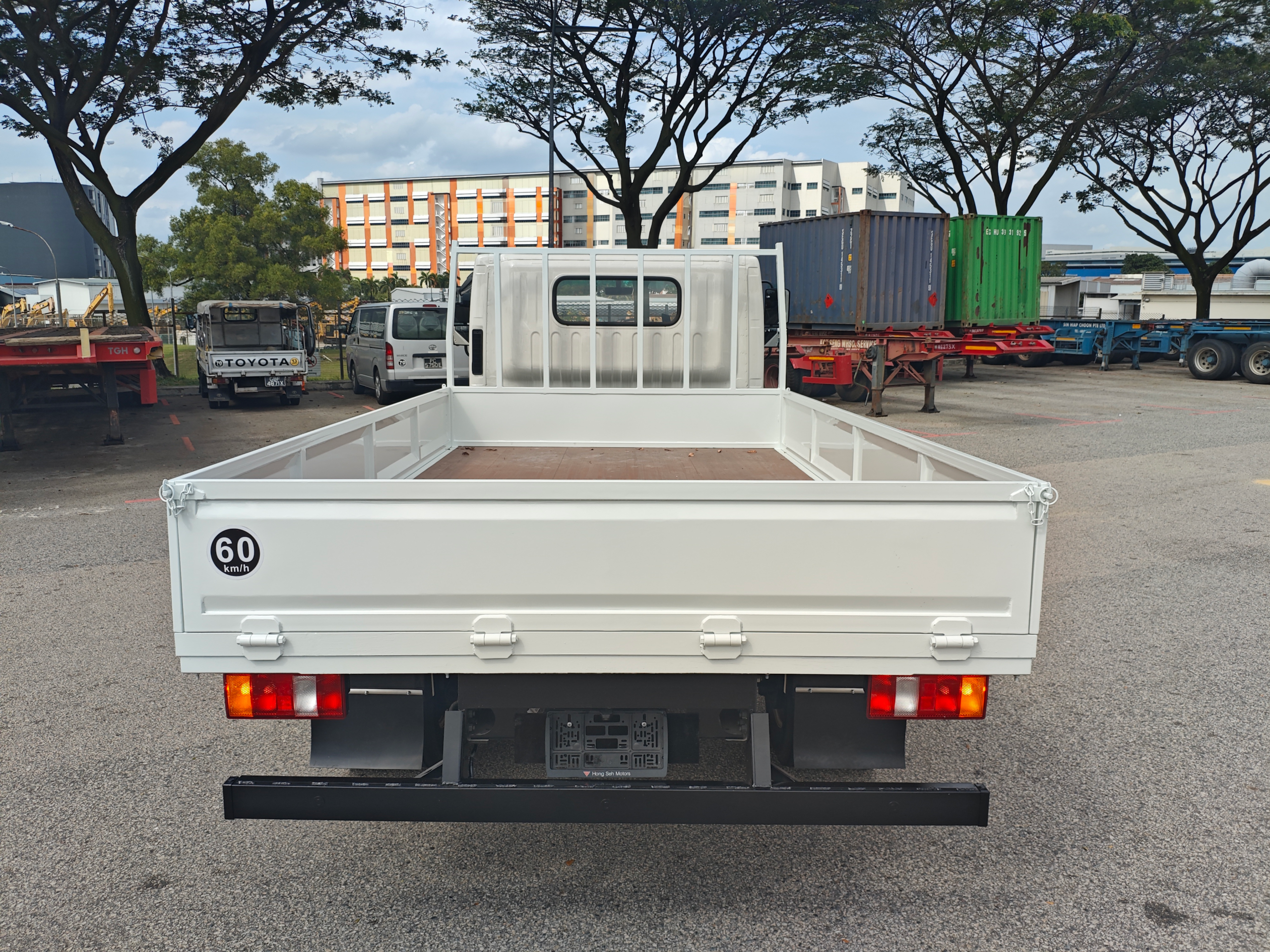 Farizon H5E 14ft electric truck side view
